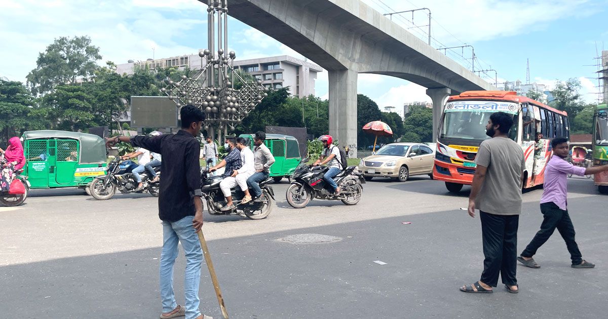 ট্রাফিক নিয়ন্ত্রণে শিক্ষার্থীরাঃ প্রশংসা সর্বমহলে